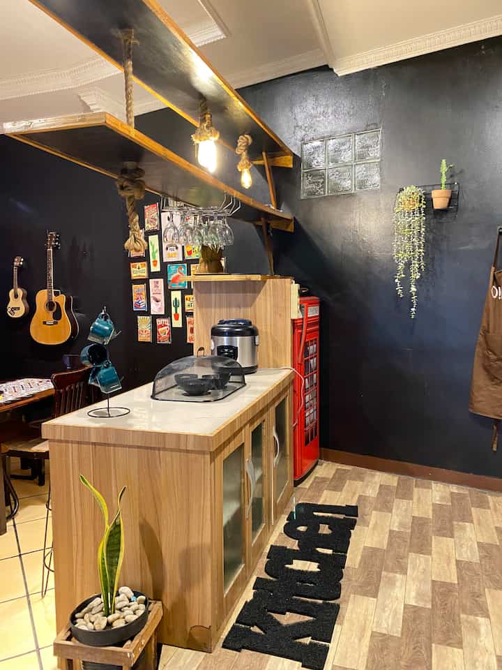 Momen Favorit dirumah 

Minibar ini jadi spot paling favorit untuk metime atau Qtime bareng keluarga biasanya saya pindahkan 2 kursi meja makan ke sebelah kanan minibar jika merasa perlu spot baru untuk makan bersama.. 

Minibar ini di buat costum ke tukang dengan memanfaatkan barang lebih dr pembangunan seperti kramik centro granit tali tambang dan masih banyak lagi 

Semoga menginspirasi 

#WaktuFavoritDiRumah
#FavoriteRooms
#FavoriteDecorItems
#DapuralaCafe
#InspirasiDesignMinibar
#BananaHome
