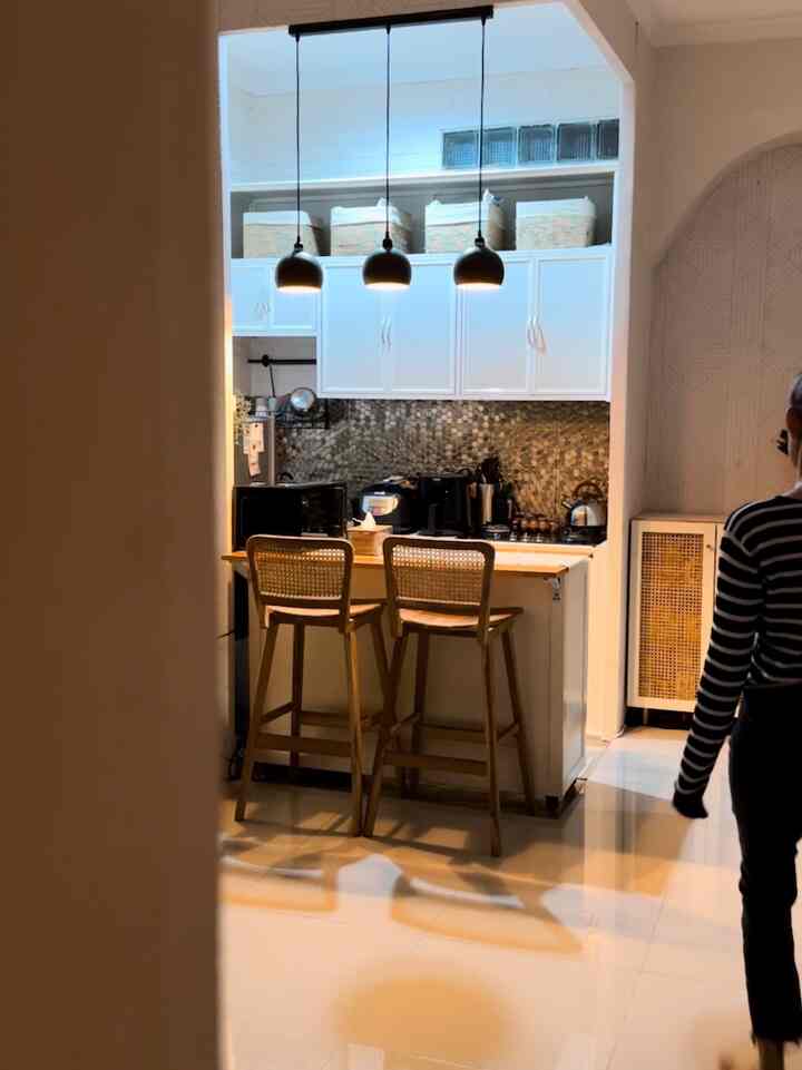 tidak ada yg spesial dirumah saat idul fitri, cuma persiapan kue kering dimeja, karena aku idul fitri pasti dirumah orgtua hehee, jadi hanya bebersih rumah saja selebihnya akan kutinggal beberapa hari rumahnya😁
#Dekorasilebaran #DekorasiIdulFitri #DekorRamadhan #eid #minimalis #tinyhome #kitchenisland #kitchendecor 
