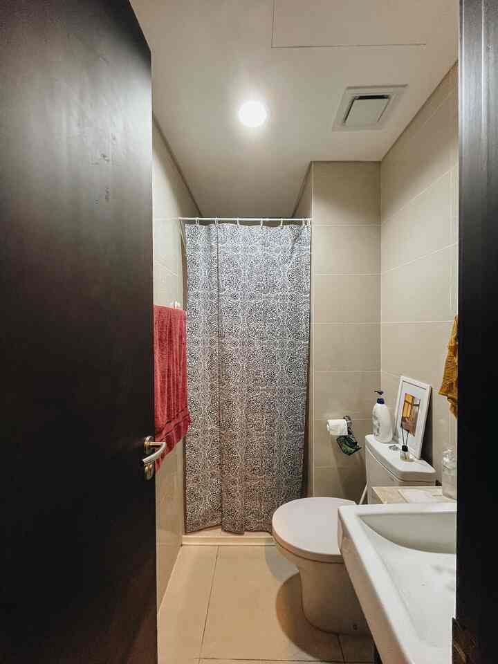 This is my bathroom. This bathroom is still built by the developer so there is no divider between the shower and the closet area. To keep it dry, I used a curtain with a pattern to add a little decoration to the bathroom.
If I have the luck, I really want to be able to replace the ceramic tiles in the bathroom. But for now, the current situation is still enough for me.
#tinybathroom
#tinybathroom
#showercurtain
#tinyaapartment
#comfortable bathroom
#bathroom interior
#bathroomdesign