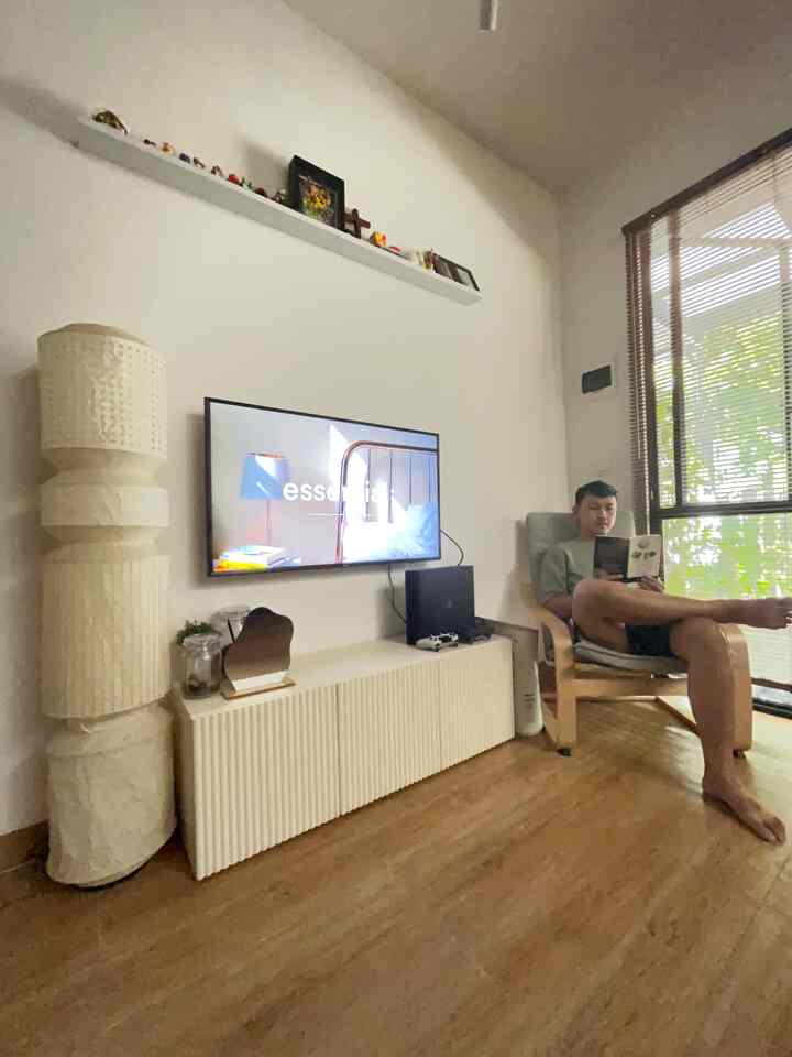 Sudutt ternyaman untuk santai dan killing time! 😌
Kalau kalian sudut mana nih yg paling nyaman?!?


#WaktuFavoritDiRumah #FavoriteRooms #FavoriteDecorItems #Tempatsantai #RumahMungil #RumahDeveloper