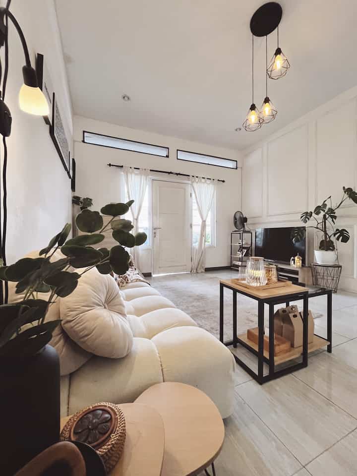 ✨Ied Mubadak 
Menyambut idul fitri yang tinggal menghitung hari, kami mencoba menambahkan item dekorasi untuk menambah semarak suasana lebaran. Gak banyak sih, hanya menambahkan lampu dan lentera serta tak lupa menata kue di toples favorite. 

#DekorasiLebaran #DekorasiIdulFitri #DekorRamadan #livingroom #ruangkeluarga #ruangtamu