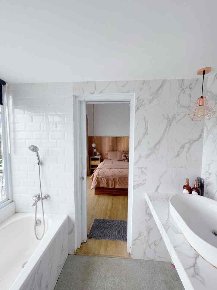 Main bathroom in main bedroom
Wishlist ✅ punya bathtub didalam kamar mandi walau jaraaang bgt digunakan.
Utk jendelanya kita pakai tirai gulung anti tembus cahanya dari ikea namanya fridans.
#bathroom #mainbathroom #bathtub #kamarmandiminimalis #whitebathroom #scandihome