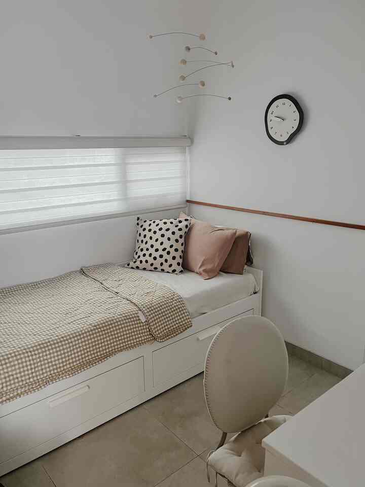 Berhubung tahun ini ga berlebaran dirumah, jadi mau share kamar tamu aja yang paling jarang dipublish. 
Kamar ini didominasi furnitur serba putih yang dipadupadankan dengan warna warna netral seperti beige, abu-abu dan lain sebagainya.
Selain sebagai kamar tamu, terkadang kamar ini berfungsi juga sebagai ruang kerja.
Oleh karena itu kami memilih menggunakan beberapa furniture multifungsi seperti meja kerja yang juga berfungsi sebagai meja rias dan juga dipan yang dapat diextend menjadi ukuran queen size.

#bedroomstyling #bedroomdecor #bedroominspo #bedroommakeover #bedroomdesign #minimalisbedroom