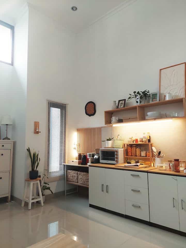 Morning is the time I look forward to most every day. Since deciding not to work in an office, I can now freely enjoy coffee without being pressed for time.
I usually spend my morning checking emails or previous work results. Usually we only start working actively again after 10 o'clock.

#FavoriteTimeAtHome
#FavoriteRooms
#FavoriteDecorItems
#coffeelover
#coffeecorner