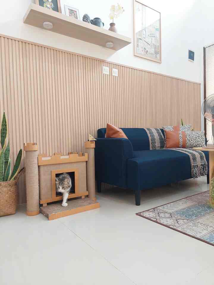 Hidup bersama hewan peliharaan atau anak bulu memang susah-susah gampang. Kehadiran mereka bisa menjadi sumber hiburan dan kehangatan. Tapi kadang polah mereka juga sering bikin garuk-garuk kepala sampai ngelus dada.
Seperti kucing yang ada di rumahku ini, namanya Maxi, perilakunya kadang lucu dan manis. Tapi sering kali usil juga.

Seperti meja di atas, baru diisi untuk suguhan lebaran. Sudah ditungguin aja sama Maxi. Jadi kita harus hati2 untuk mengamankan barang pecah belah.

Tapi yang terpenting dari adanya hewan peliharaan di rumah adalah disiplin untuk membersihkan kandang, manajemen poo dan pee agar rumah tidak menjadi bau dan tetap bersih juga segar 🐱❤️

#peliharaansayang
#petsmanagement
#livingwithanimal
#DekorasiLebaran
#DekorasiIdulFitri
#DekorRamadan