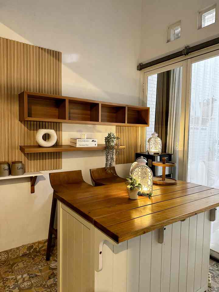 Momen favorit dirumahku seringkali dihabiskan disini, diruang ngopi. Ngopi atau ngeteh sambil ngobrol dengan suami. Area ini bersebelahan dengan living room jadi sekalian mengawasi anak yang sedang nonton TV


#waktufavoritdirumah
#favoriterooms
#favoritedecoritems
#ruangngopi