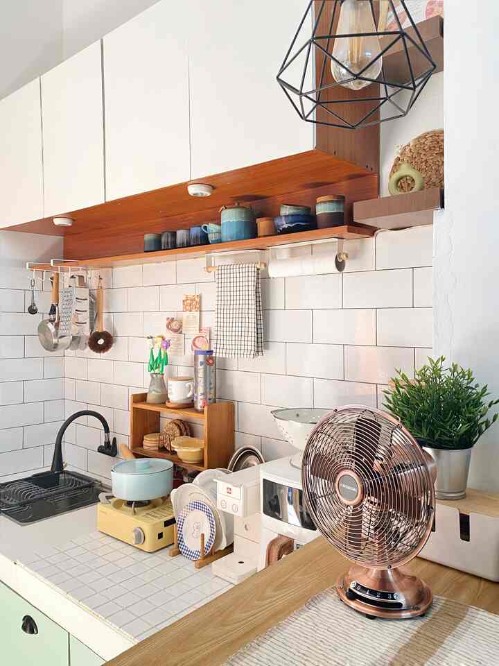 Beberes sebelum lebaran jadi rutinitas agar rumah terlihat lebih fresh ketika kedatangan sanak saudara 💚

Kali ini coba deep cleaning area dapur mini, mulai dari top table, mini stove, hingga coffee machine dilap sampai debu dan noda hilang 🧹✨

Lanjut ngelap dan menata gelas-gelas aesthetic agar tetap bersih saat dipakai buat ngejamu tamu saat lebaran 🥂

#dapurestetik #mydreamkitchen #japandi #dapurmini #dapurkecil #depok #rumahdeveloper