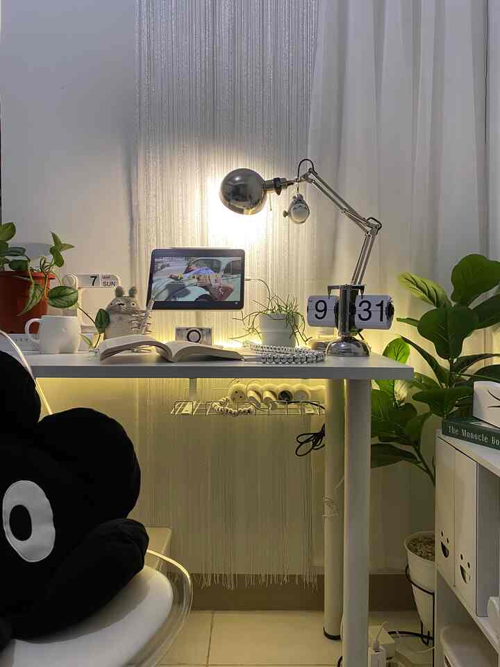 Current desk set up 🌱

Selalu nyaman dan jadi produktif 🤍 Penggunaan elemen hijau memang bisa membuat suasana ruangan sejuk dan memberi vibe positif. 
Tips memilih tanaman dekoratif yang mudah bagi pemula :
1. Pilihlah tanaman Artificial karena tidak perlu dirawat.
2. Jika ingin menggunakan tanaman Asli, pilihlah tanaman tidak perlu disiram setiap hari, seperti kaktus, dll.

#Minimalist #HomeOffice #DeskSetUp #DeskStyling #Apartemen #DecorLowBudget