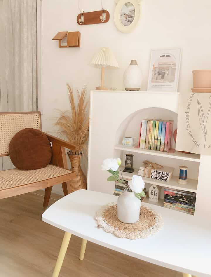 Living room sekaligus tempat healing dirumah ini yang juga ala2 mini library 🤍




#waktufavoritedirumah
#favoriterooms
#favoritedecoritems