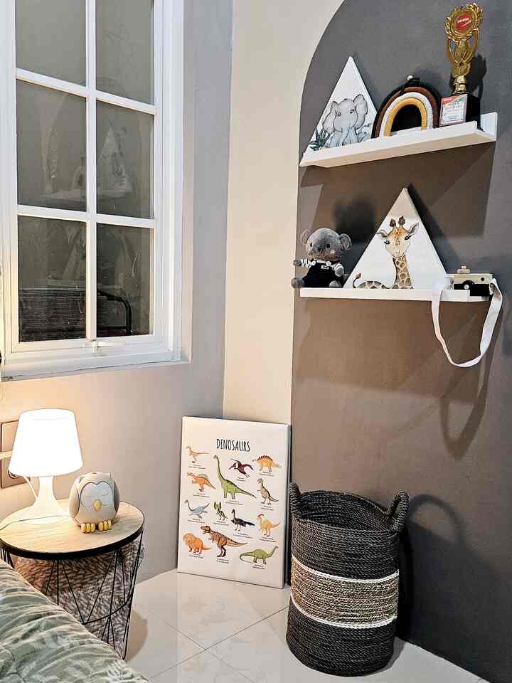 Waktu favorit tentu bersama anak, salah satunya di ruangan ini. Kamar anak yg baru saja selesai direnovasi. Kami menghabiskan waktu bersama sebanyak mungkin disela-sela kesibukan sbg working mom. Ini salah satu kegiatan di malam hari sebelum tidur. Bercerita tentang hari ini dan belajar hal-hal baru untuk mendukung tumbuh kembangnya. #WaktuFavoritDiRumah #FavoriteRoom #FavoriteDecorItem