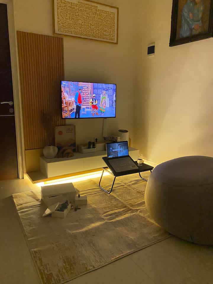 Moment favorit saat ini disini, depan kamar di lantai atas, dan waktunya ketika anak2 sudah tidur. Anak2 juga sebelum tidur kadang suka main di sini. Apalagi anak bontot yg lg suka main lego. Rasanya tenang sambil lembur kerjaan disambi nonton netflix 😊

#WaktuFavoritDiRumah 
#FavoriteRooms
#FavoriteDecorItems
#momentfavorit
#ideruangbermain
