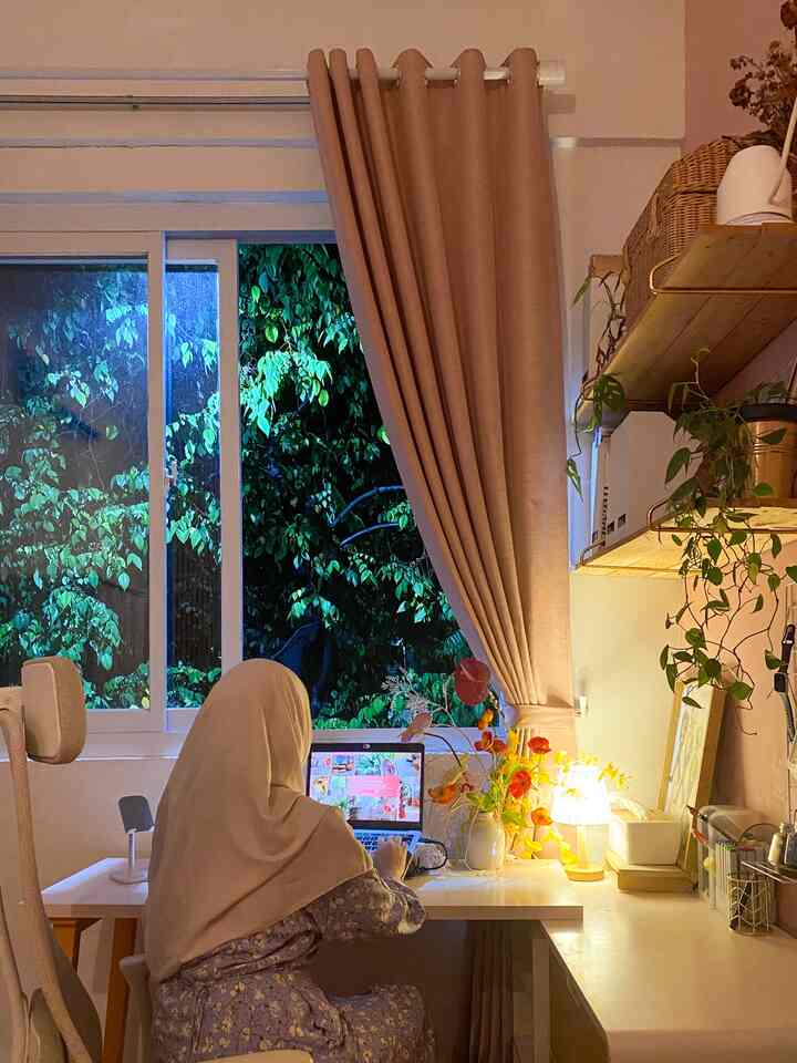 Momen favorit di rumah bagi si anak introvert ini tentu saja di dalam kamarnya💞 
Aku paling suka sama style interior dikamarku yang punya pemandangan jendela menghadap pepohonan! Refreshing banget kalo lagi pusing ngejar deadline sambil bengong liatin keluar jendela🥹 

Dibantu pencahayaan dalam ruangan yang warm dan lampu outdoor white jadi sangat calming sekali ketika lagi mode grasakgrusuk dikejar deadline HAHA ((hidupdeadliners)) 😔👊

Selain pemandangan jendela, hal yg aku suka adalah di kamarku ini menjadi satu-satunya ruangan di rumahku yang bebas aku dekor sesuai seleraku! Ga ada intervensi! Jadi aku bisa mengisi semua benda favorit yang sesuai dengan style aku💖

#WaktuFavoritDiRumah #FavoriteRooms #FavoriteDecorItem #bedroom #nightmode #Bekasi #LiveWithParents