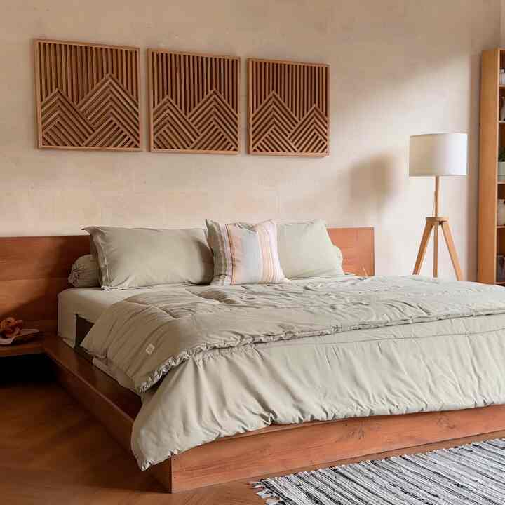 Biasanya menjelang lebaran aku tuh suka banged ganti sprei dgn nuansa hijau seger kayak gini nih, trus aku suka tambahin diffuser dan juga rug di bagian lantai. 

#DekorasiLebaran
#DekorasiIdulFitri
#DekorRamadan #lebaran #homedecor 