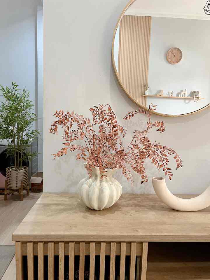 New decoration disudut rumah.shacca menjelang idul fitri 🤎

Area ruang tamu yg ditambahkan meja untuk area foyer dengan kaca bulat minimalis agar ruangan lebih terasa luas, dengan penambahan beberapa vas dan bunga artificial .

#DekorasiLebaran
#DekorasiIdulFitri
#DekorRamadan
#dekorasiruangtamu
#inspirasiruangtamuminimalis
#inspirasiareafoyer
#tipsminifoyer