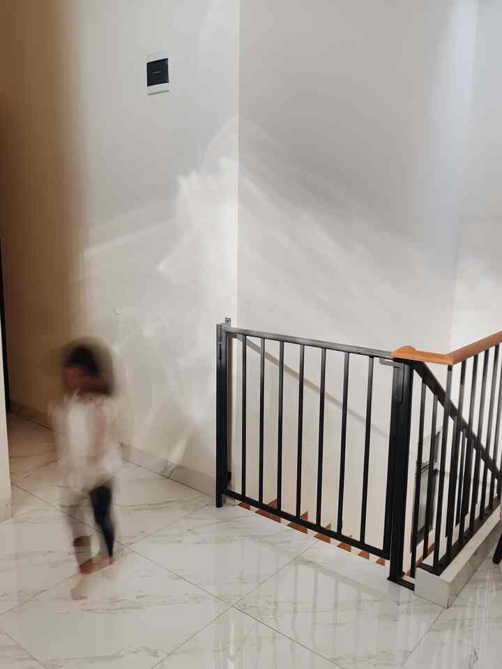 Banyak biasan cahaya saat cuaca cerah. Salah satunya biasan cahaya dari glass box di lantai 2. 

Cahaya ini sengaja kami fungsikan sebagai elemen tambahan pada rumah agar semakin terlihat cantik.

Menurut kalian gimana?

#cahaya
#naturallight
#spotlight
#cahayasore
#griyanagari
#japandi
#japandihouse