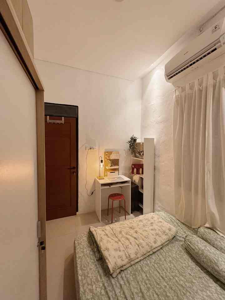 Moment favoritku saat dirumah adalah menghabiskan waktu setelah pulang kerja didalam kamar, terutama di spot workspace mini ku ini . diruangan ini aku pakai utk me time sambil drakoran atau scroll medsos terkadang kesunyian di workspace mini ku menghasilkan ide-ide kreaktif ibu2 yg lg belajar ngonten ini 💕.

apa lagi saat( night mode ) diworkspace mini ku ini rasanya nyaman banget ✨


#WaktuFavoritDiRumah
#FavoriteRooms
#FavoriteDecorItems
#miniworkspace
#metime
#spotmetime
