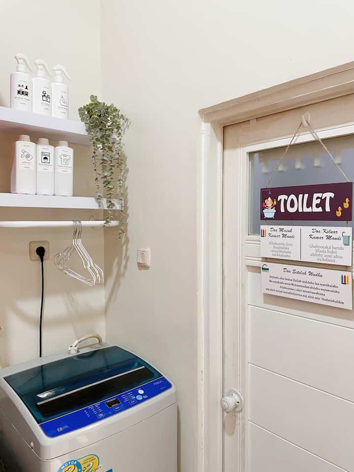 Untuk memaksimalkan lahan yang serba terbatas, Laundry room ini nyempil sedikit diantara kamar mandi dan dapur. 

Meskipun kecil tetap yang terpenting fungsinya. Selain ada mesin cuci, ada ambalan untuk menaruh botol-botol laundry, ada tempat gantungan menaruh hanger dan tambahan sedikit tanaman supaya lebih menarik. 

#dekorlaundryroom #dekorlaundry #laundryroom #makeoverlaundryroom #rumahminimalist #belajardekor #homedecorbekasi