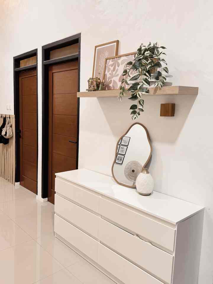 dekorasi side board dirumah segaris

moment idul fitri sering gak si kita tuh berfoto bareng kluarga atau sekedar ootd ? nah aku udah nyiapin spot ootd atau foto bareng kluarga di cermin estetik ini yg aku letakan di sideboard rumah segaris ku . 

gak banyak item yg aku kasih pada sideboard ini karna aku inginnya tetap terlihat clean dan point utamanya ada pada diri kita kl kita mirror selfie ✨

semoga menginspirasi yah buat spot ootd hari raya tetangga online 💕

#DekorasiLebaran
#DekorasiIdulFitri
#DekorRamadhan
#sideboardinspo

