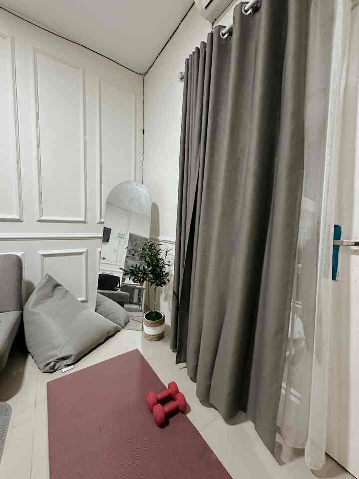 Salah satu spot favorit mami 

Tempat mami work out, dibawah ac depan kaca dan bisa duduk santai di kursi busa nan empuk.
Di sudut ini , mami bisa melakukan olahraga ringan sekitar 30 menit - 1 jam seminggu 2 kali , saat sebelum mami berangkat kerja.
Hal yg paling penting adalah bisa menjaga kesehatan & harus selalu happy.

#WaktuFavoritDiRumah
#FavoriteRooms
#FavoriteDecorltems
