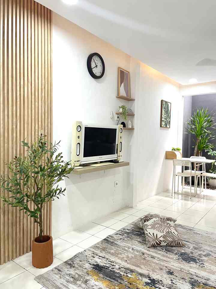 Ruang keluarga ini merupakan tempat berkumpul jika kedatangan keluarga besar, dengan space yang minimalis ruangan ini lumayan cukup untuk menyambut keluarga besar saat lebaran nanti. 

#ruangkeluarga
#rumahminimalis
#areaberkumpul
#stylingruangkeluarga
#dekorasiruangkeluarga