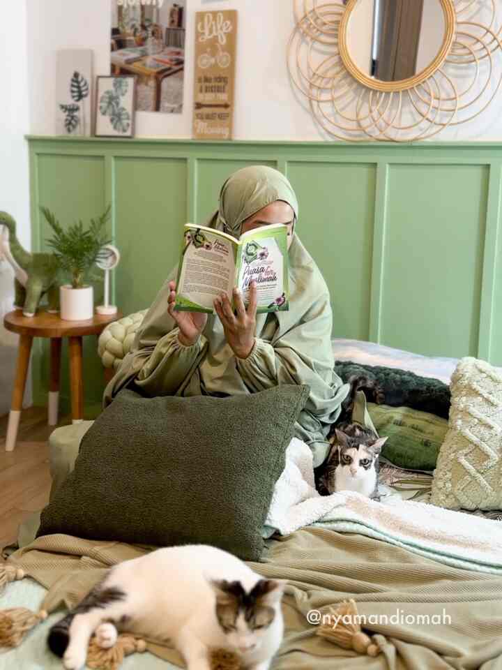 As a houseboy, my favorite time is in the bedroom, often chatting with the kids and sometimes while watching content.

Bedrooms and decorations with shades of green are actually able to raise enthusiasm so that you can be productive in reading, thinking of creative ideas, as well as shooting, editing for content and other purposes.

#FavoriteTimeAtHome #nyamandiomah #FavoriteRooms #FavoriteDecorItems #bedroomdecor #bedroominspo #greenlovers #catlovers