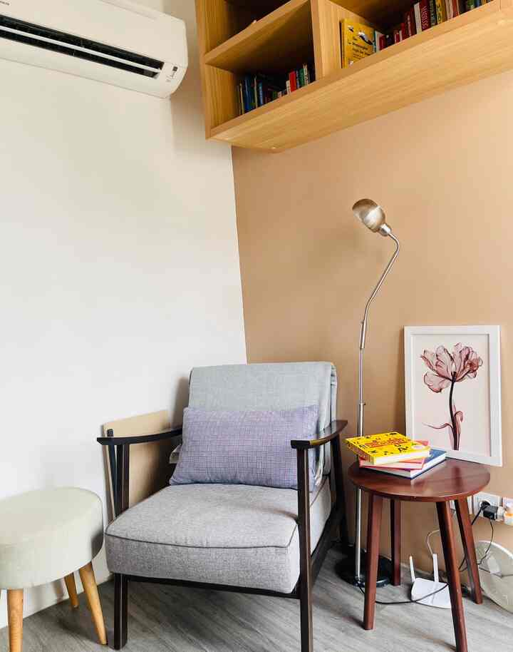 #depok #rumahminimalis #rumahcluster #japandi #favoriterooms #Perpustakaan pernah terpikir untuk membuat salah satu ruangan menjadi mini library seperti ini? Pastikan beberapa hal ini, yaitu yang pertama, pencahayaan alami sebisa mungkin terang agar nyaman untuk membaca, lalu sediakan lampu baca untuk malam hari. Kedua, berikan tempat untuk duduk-duduk, tidak harus sofa namun karpet dengan beberapa bantal saja sebetulnya sudah cukup nyaman untuk ruang baca. Yang ketiga, apabila rak buku diletakan di dinding atas seperti ini, sediakan tangga stool agar memudahkan pembaca mengambil buku.