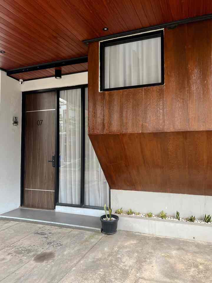 Rumah berkonsep industrial yang didominasi warna hitam dan cokelat sehingga kami beri nama #bruwnhouse. Facade #bruwnhouse menggunakan material conwood plank membentuk balok 3 dimensi memberikan kesan bangunan yang tinggi dan luas. Padahal sebenarnya hanya berdiri di lahan 70m2. Semoga menginspirasi yaa ✨

#RumahModern
#IndustrialHouse
#RumahIndustrial
#DreamHouse
#RumahMungil
#Minimalis