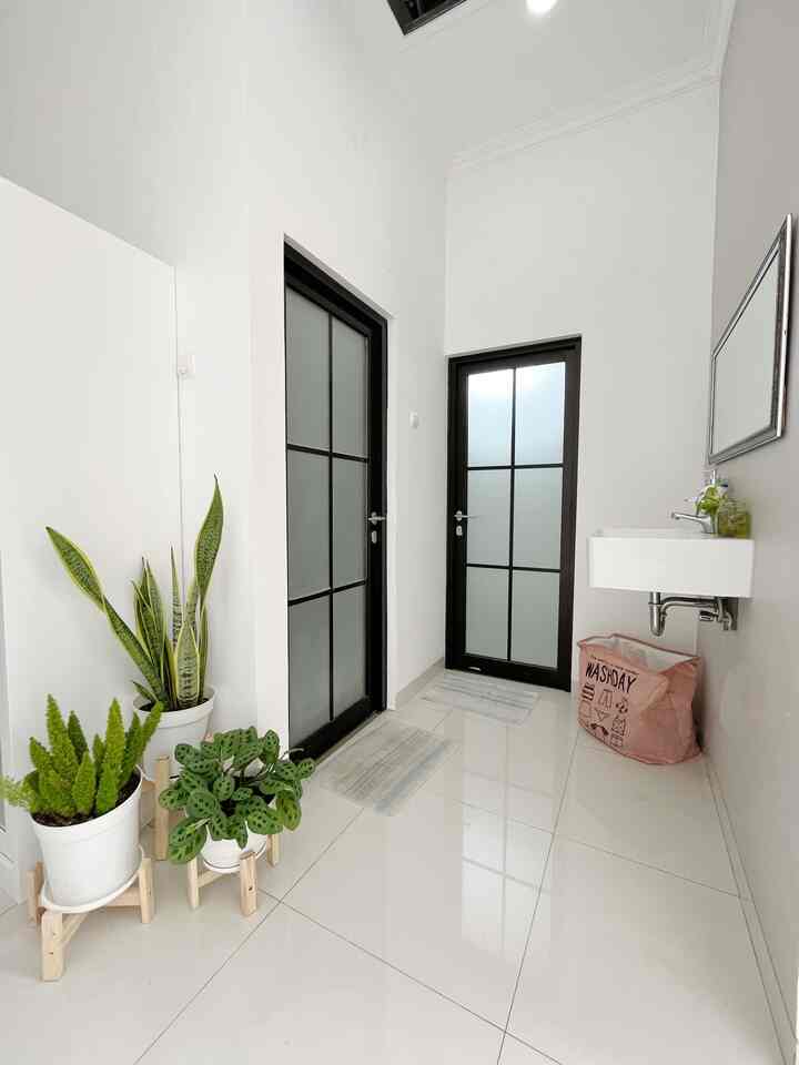 The sink area leads to the bathroom.

In Valge's house there are 2 bathrooms next to each other, and there is a sink outside the bathroom measuring 1.5 x 1.5 m 🪥🪥🪥
This area is quite simple, only consisting of a sink and dirty laundry basket. 🧽🧴So that it's not monotonous, I added a wide mirror so that the area looks spacious and you can read freely here.🪞
I also added live plants to make it fresher 🌳🌿🍀 #WastafelArea #Wastafel #dekorasiwastafel #laundrybag #wastafelminimalis #bathroomarea #sanitary