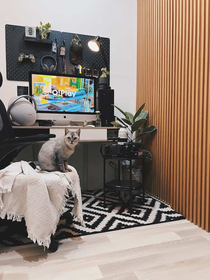 Halo tetangga Kimkim 👋🏻

Work space ini area kerja & hobby nya pak suami. Lagi-lagi karena keterbatasan lahan, ruang kerja ini berukuran 3x3 meter. Awalnya ruangan ini ada kamar tidur, tapi karena saya hanya tinggal dengan paksu, jadinya kamar tidur ini diubah menjadi ruang kerja.

Oiya dibalik wallpanel ini adalah ruang penyimpanan yang cukup besar loh (foto slide terakhir). Ruangan ini dibagi 2 dengan sekat wallpanel yang dibuat seperti sliding door. jadi 1 ruang ada 2 fungsi 😊

Semoga terinspirasi yaa 🙏🏻


#StylingRuangKerja
#HomeOfficeStyling
#InspirasiRuangKerja
#WorkingSpace
#MiniWorkingSpace
