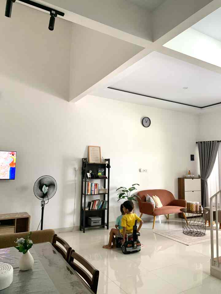 Rumah ramah anak versi rumah.HMA ✨

Rumah konsep open space sehingga 2 anak laki-laki kami yang sedang aktif-aktifnya bebas bermain di dalam rumah. 
- Minum dan makan cemilan di atas sofa dengan sarung sofa yang bisa dicuci dan dilepas pasang. 
- Televisi yang digantung sehingga tidak kuatir akan jatuh serta bermain di atas karpet yang nyaman dan tidak licin. 
- Menggunakan keranjang purun sebagai pot alih-alih menggunakan pot berbahan keramik.

#KidsFriendlyHome #RumahRamahAnak #FamilyFriendlyDesign