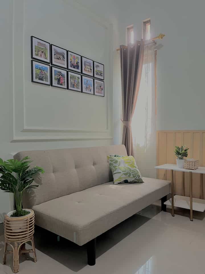 Ruang santai dirumah. Salah satu ruangan favoriteku bisa untuk santai membaca buku dan menonton tv bersama. Aku spill beberapa dekorasi semoga bermanfaat yaa.❤️

#RuangTV
#RuangSantai
#RuangKeluarga
#DekorasiRuangKeluarga
#IdeDekorRuangan
#DekorasiRuangTV
#RuangMultifungsi