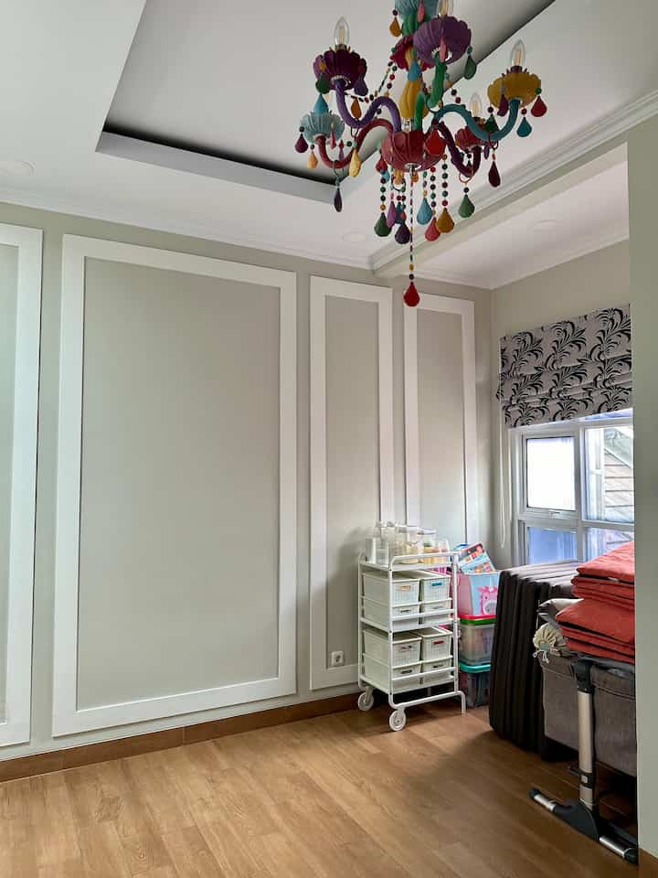 • Kids Friendly Home •

Hello O!House friends, kamar anak-anak di Himfari’s House menggunakan kasur lipat sehingga di siang hari menjadi playroom, di malam hari menjadi bedroom. Kasur lipat memastikan anak-anak tidak terjatuh dari tempat tidur.
Untuk penyimpanan mainan, aku menggunakan drawer Ikea Trofast dan rak terbuka untuk memajang boneka.
Jam dinding dan drawer trofast aku pilih yang colorful agar senada dengan lampu kristal warna-warni.

#KidsFriendlyHome
#RumahRamahAnak
#FamilyFriendlyDesign
#KidsBedroom
#KidsPlayroom