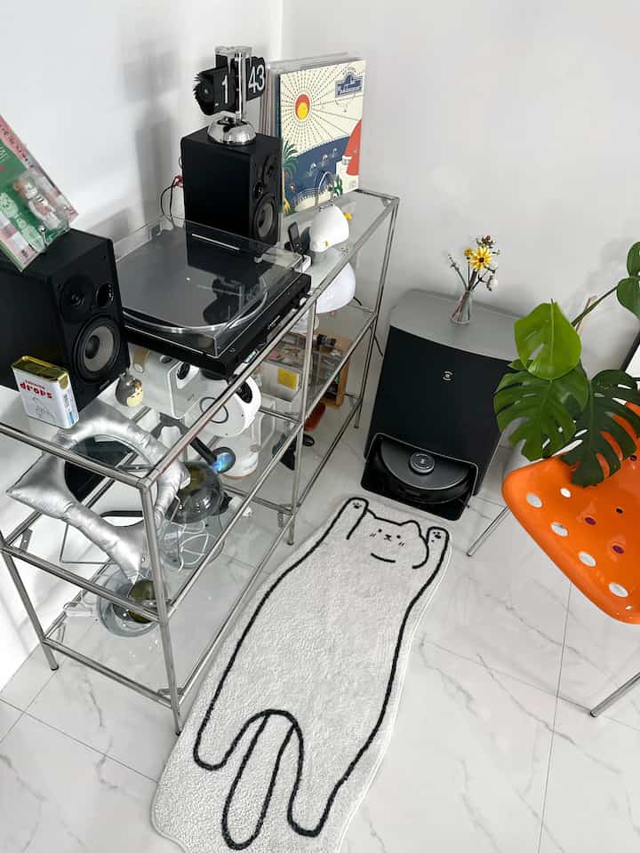 MY CORNER NEW LAYOUT ✨
-
meja setup vinyl player kita posisikan kembali disudut karena suara yg kita dengar lebih mantap diposisi ini, dengan menggunakan meja stainless custom kita bisa meletakan benda” favorit terlihat secara transparan, disebelahnya ada robot vacuum yang selalu membantu kita dalam hal membersihkan rumah

#mycorner #homedecor #home #homestyling #decoration #interior #aesthetic #desksetup #minimalist #angkahouse 
