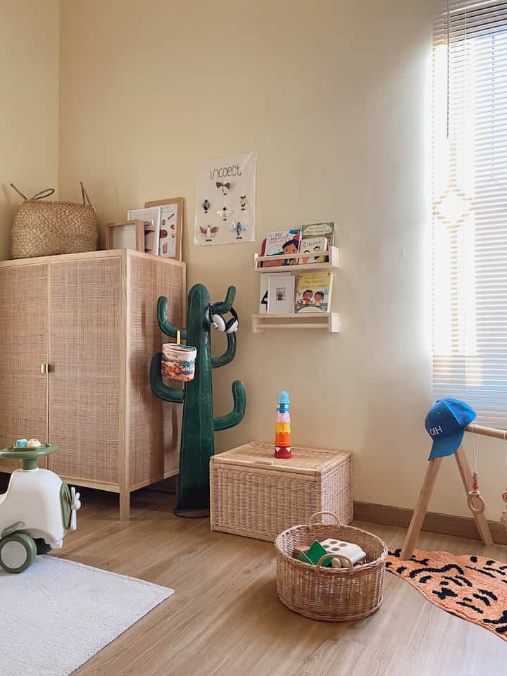 Tips dari aku untuk rumah rapi dan nyaman meski punya todler dirumah kata kuncinya adalah 🧺keranjang🧺
Nggabisa dipungkiri, rumah dengan todler itu rawan banget berantakan! Mainannya banyak, warna warni, uda gitu berserakan dimana mana. Ngga jarang mamak jadi pusing dan stres dibuatnya. Biar suasana tetep nyaman dan enak dipandang, aku selalu punya berbagai jenis keranjang untuk menyimpan semua mainan anak. Meski mainan anak beraneka ragam, pemilihan storage dengan 1 tone ngebikin rumah jadi tetep estetik lo bun! Kalo aku sendiri storage di kamar anak dominan berbahan rotan dan berwarna natural. Padahal kalo dibuka isinya, beraneka ragam warna adaaa!! 😄

#KidsFriendlyHome
#RumahRamahAnak
#FamilyFriendlyDesign
#lifewithtodler
#homestagram 
#kidsroom