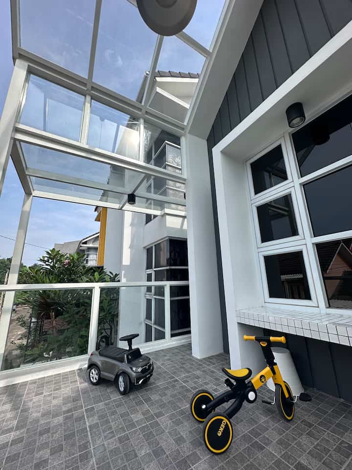 • Ide Balkon Aman untuk Anak •

Hello O!House friends, balkon di Himfari’s House terletak di atas carport. Ukurannya kecil saja sekitar 2x2.2 meter, dilengkapi dengan tempat duduk berbahan cor dengan finishing keramik mosaic kotak-kotak.

Aku memilih atap dan railing berbahan tempered glass (rangka besi hollow) dibanding model lain untuk meminimalisir risiko anak-anak memasukkan tangan dan terjepit di railing. 

Di sisi kiri terdapat pagar yang menyambung ke atap balkon sekaligus sebagai struktur penyangga atap. Pagar ini menjadi penghalang agar anak tidak terjatuh, karena anak pasti senang memanjat di tempat duduk cor. Kisi-kisi dibuat cukup besar sehingga tangan anak dapat keluar masuk dengan leluasa tanpa ada risiko terjepit.

Anak-anak biasa sarapan sambil bermain mobil/ sepeda di balkon kecil ini. 

#KidsFriendlyHome
#BalconyDesign
#OutdoorSpace
#CompactHouse
#ModernHouse
#RumahCluster
#IdeBalkon