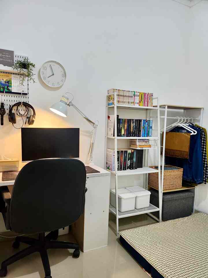 Ini ruang kerja suami sekaligus kamar tamu. Ruangan ini juga aku gunakan untuk menyimpan barang-barang seperti buku, beberapa box storage dan lain-lain.

#ruangkerja
#homeoffice
#kamartamu
#inspirasiruangkerja
#ruangserbaguna