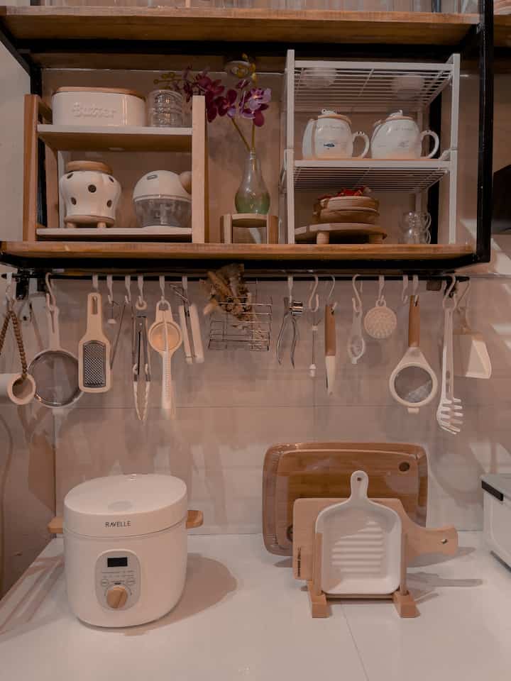 Mykitchen room 
Lagi lagi tayang, hihihi tp lebih ke bagian tertentu saja… senang aja liat dapur bersih putih dan estetik 😍🥰💃 
#dapurcantik 
#kitchenidea
#homecafe 
#mykitchen
#estetikhome