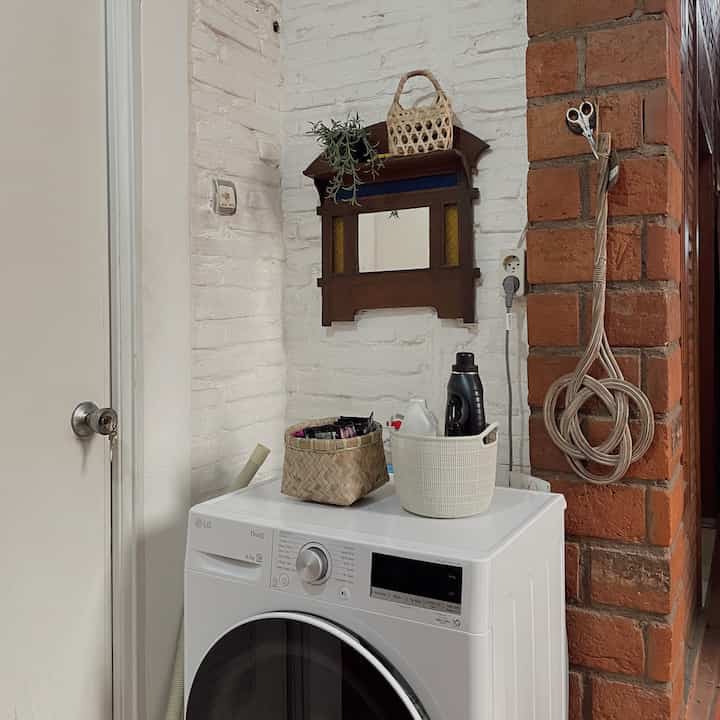 Spot terbaik di rumah adalah laundry room sehari hari menghabiskan waktu untuk mencuci baju makin semangat kalau di decor ala ala, selanjutnya pojok bersantai yang seperti cafe sambil menikmati secangkir kopi dan detail2 etnik yang menghiasinya, terakhir adalah kamar tidur mezanine yang dimanfaatkan untuk ruang bekerja/belajar.

#WaktuFavoritediRumah
#FavoriteRoom
#Favoritedecoritem