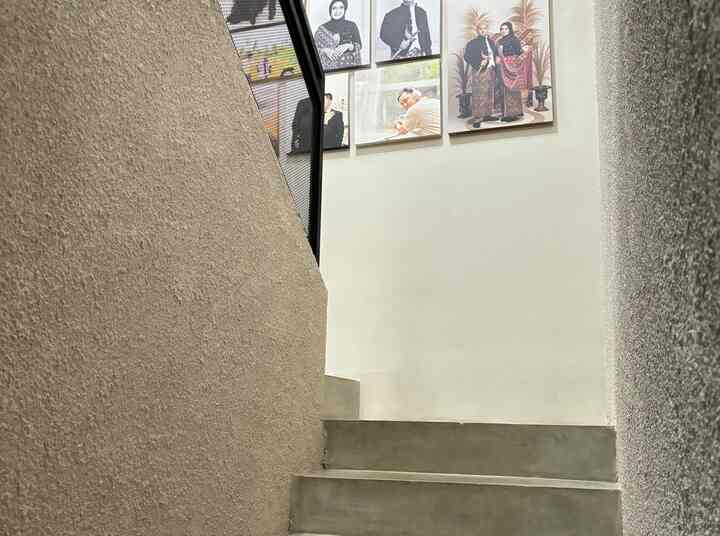 Kali ini aq mau bahas sudut tangga yang awalnya berdinding kosong sekarang uda ada hiasan family potrait. Tangga di Wina.Home menggunakan semen expose dan untuk dindingnya qt buat motif kamprot agar lebih terlihat industrialnya.
#tanggaindustrial
#rumahindustrial
#industrialhome
#tanggaindustrial
#rimahcibubur
