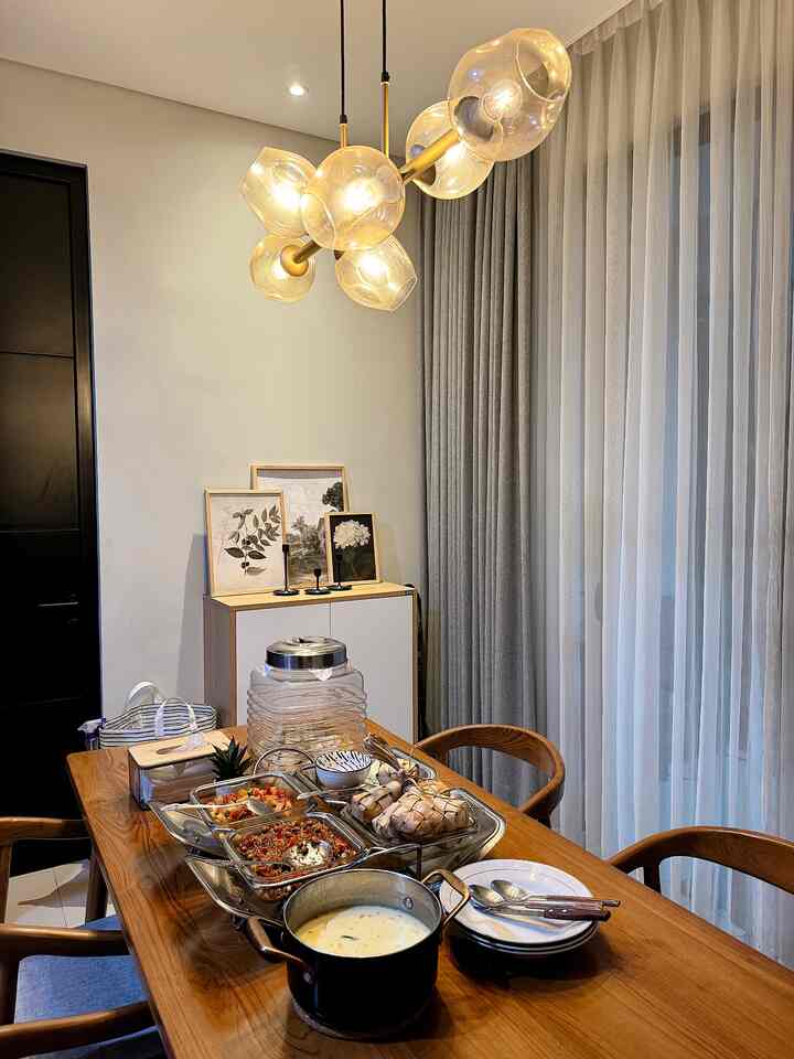 Selamat Hari Raya Idulfitri teruntuk tetangga online semua yang merayakan ✨

Meskipun aku tidak merayakan, tapi selalu wajib ikutan masak masakan lebaran + nggak lupa ketupatnya (ketupat mah beli aja yah biar praktis 🤭)

Selamat berkumpul bersama keluarga tercinta semuanyaaaa… ❣️❣️❣️

#dirumah43 #eidfitr #idulfitri
#diningroom #diningtable #diningarea
#kitchen #rumahdeveloper #rumahcluster
#lebaran2024 #lebaran #bandung #cimahi 