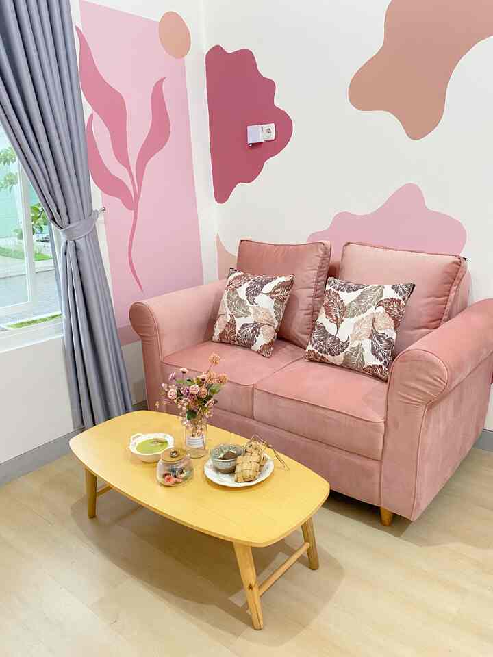 Ruang tamu kecil ini kami dekor dengan furnitur yang tidak terlalu banyak agar tetap aman untuk anak kami. Dengan coffee table yang ujungnya tidak runcing, menjaga anak tetap aman ketika berada di area ini. Tidak lupa kami dekor dengan mural abstrak bikinan kami sendiri dengan cat Nippon Spotless yang tentunya aman untuk anak 🫶🏻

#Kidsfriendlyhome
#RumahRamahAnak
#FamilyFriendlyDesign
#LivingRoom
#MuralIdeas
#IdeLivingRoom
#RuangTamuMural