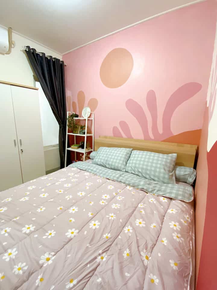 Kamar tidur yang lumayan berukuran sempit ini kami dekor dengan mural yang cukup menarik untuk anak-anak. Sesuai tema keseluruhan rumah kami, mural ini didominasi dengan warna pink pastel 💕

#kamartidurideas
#kamartidurmural
#idemural
#idekamartidur
#kamartidurstyle
#bedroomideas