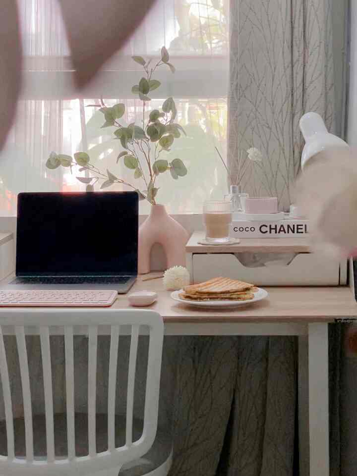 Ruang kerja mini tonenya lebih ke white, wood and pink 😁
#ruangkerja #workingroom #dekorasirumah #dekorasiruangkerja #inspirasiruangkerja #ideruangkerja #ruangkerjaminimalis