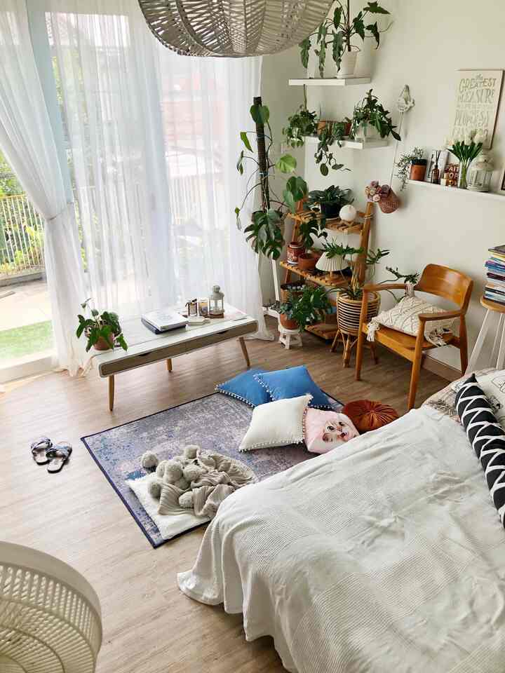 walau nggak punya bayik lagi, kami punya banyak ponakan piyik piyik yang hobbynya melantai 😂

jadi perlu banyak bantal, selimut-selimut, yang bisa dipakai goleran. termasuk meja pendek, supaya gampang meraih camilan 😂

kalau mereka mau come over, aku geser meja, kasih ruang luas buat mereka goleran. si adek guling2 sama kucing, kakak menikmati sofa bed sambil selimutan, nonton kartun di netflix.

Siapa yang sering kedatangan ponakan?


#KidsFriendlyHome #RumahRamahAnak #FamilyFriendlyDesign #DecorLowBudget #Plantmom #Catlover #bohoscandi 