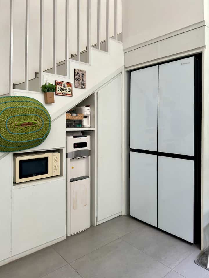 MY “COFEE CORNER”

walau letaknya tidak persis di pojokan, tapi tempat mesin kopi ini berada memang bisa dianggap pojok kopi. Yang berada di pojokan dapur sebelah kulkas. 

Memanfaatkan space terbatas di bawah tangga yang kecil tapi cukup untuk membuat kopi sehari-hari di rumah. Kemudian di dekor sederhana dengan poster jadul dan tray eceng gondoi sebagai tempat menaruh peralatan kopi, serta laci bening untuk menaruh kopi kapsul. 

#homecafe #coffeecorner #modernkitchen #kitcheninspo #kitchendecor