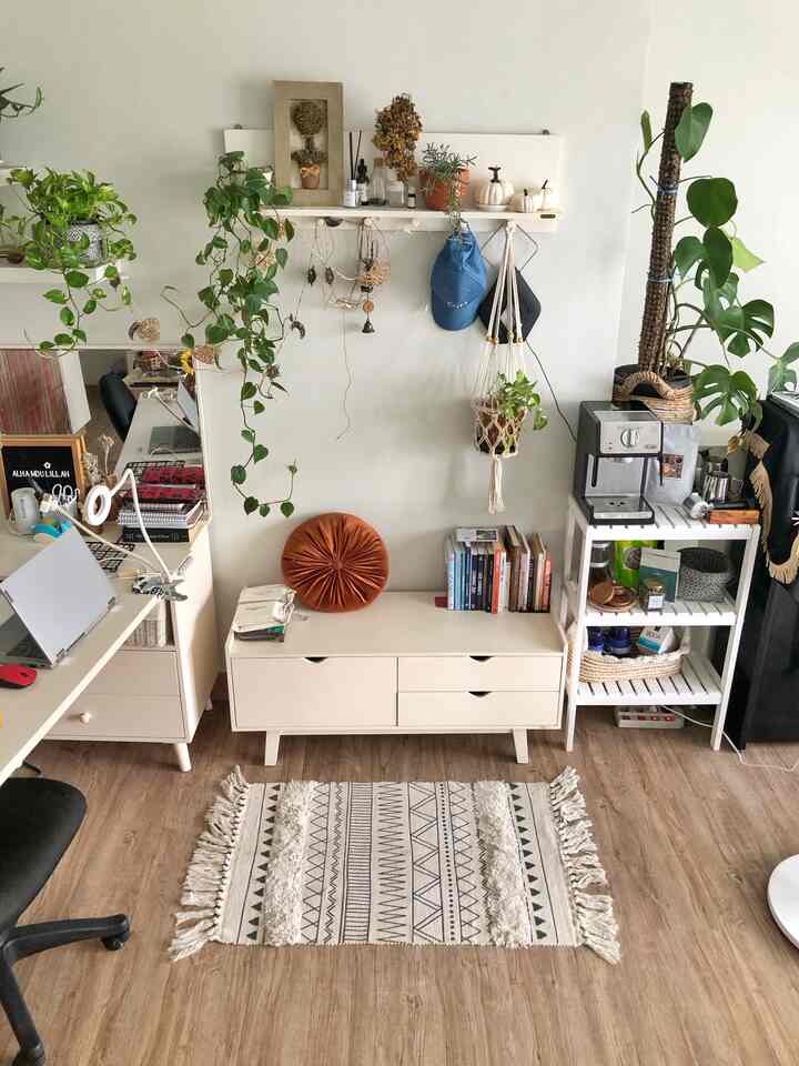 Disamping meja kerja ada pojokan buat ngopi ala-ala, pas buat menjaga mata kriyep-kriyep pada saat-saat kritis.

Bench ada bantalan, tapi aku remove. Seringnya malah dipakai jadi sandaran dan selonjoran di lantai sambil ngopi. 

yuk mampir ☺️

#bohoscandi #decorlowbudget #smallhome #decorinspiration #plantmom #rumahjakbar #cozyplace