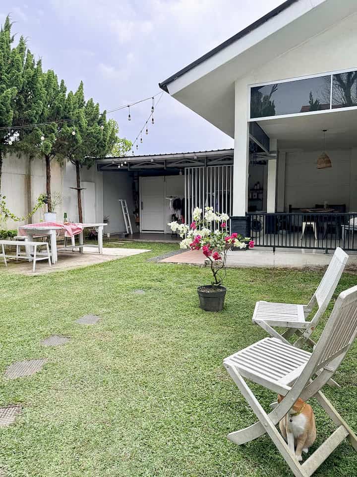 Area Outdoor Ramah Anak.

Rumah kami dengan area outdoor sebagai area bermain anak remaja.Halaman carport dibuat terbuka.Keseluruhan area outdoor memang kami desain welcome untuk aktifitas anak remaja.Rumah ini sekaligus markas berkumpul teman teman anak kami.Ada area tempat santai ayunan jati,bermain catur,sepeda dan basket.Keseluruhan area ini nyaman dan bebas buat aktifitas bermain.

#KidsFriendlyHome
#RumahRamahAnak
#FamilyFriendlyDesign
#outdoor
#Backyard
