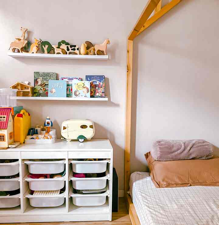 Rumah kami memiliki kamar khusus untuk anak bermain dan tidur siang.. dikamar itu juga semua mainan dan perlengkapan anak disimpan.

Agar rapih kami menyimpannya di rak khusus yang sudah dikategorikan sesuai jenis mainan/ barangnya.

Kalau kamar anak pertama kami memilih design kamar minimalis dengan furniture simple serba putih agar terlihat rapih dan lega.

Punya anak kecil harus extra hati hati.. karena itu kami memasang lemari kayu yang dapat dikunci,  untuk menyimpan barang yang tidak boleh disentuh oleh anak anak.

#KidsFriendlyHome
#RumahRamahAnak
#FamilyFriendlyDesign
#rumahdengananak #rumahdibandung #rumahcluster #rumahdeveloper 