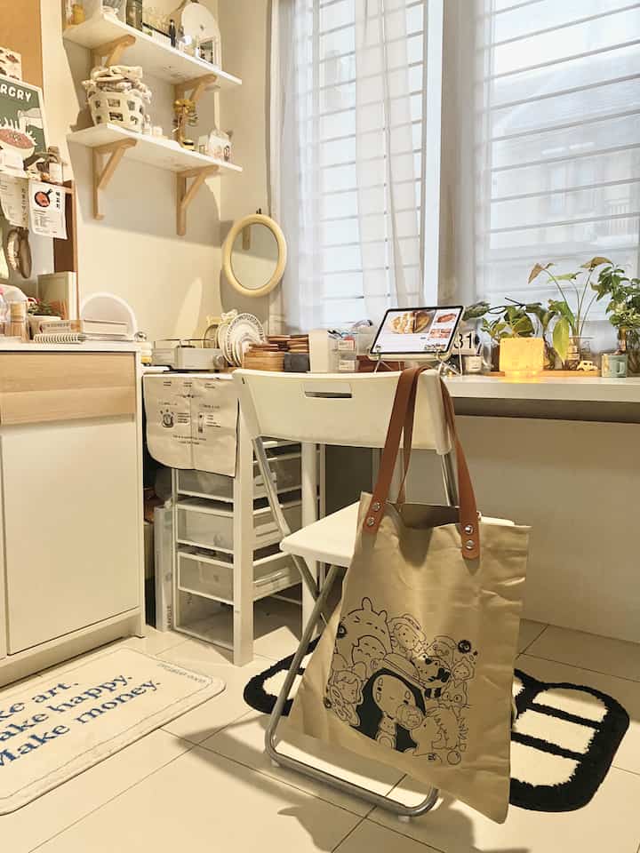  Ini meja kerja dirumah kami yang bersebelahan dengan coffee corner.

Beberapa waktu lalu aku memasang convex mirror (slide terakhir).

Convex mirror ini aku DIY dengan merubah warna catnya menjadi warna cream 💕🥰 agar lebih senada dengan ruangannya.

Cukup suka sama hasilnya.. bikin ruangan lebih unik dan bisa jadi cctv manual untuk jagain anak juga 😅 tinggal nengok ke atas dan terpantau deh si bocil lagi ngapain😁

Hmm.. semoga mengisnpirasi ya🫶🏻

#workingspace #homeoffice #mejakerja #rumahcluster #rumahbandung #mejakerjaaesthetic #ruangkerja #tipsdekorlowbudget #dekorasimejakerja 