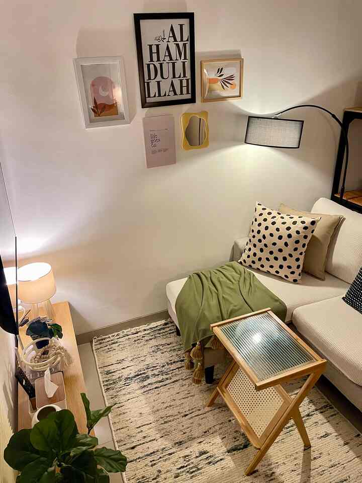 Ruang tamu jadi tempat favorit buat nyantai sore sampai malam 🛋️✨

#LivingRoomIdea
#LivingRoomInspo
#RuangTamuMungil
#DekorasiRuangTamu
#IdeRuangTamuKecil
